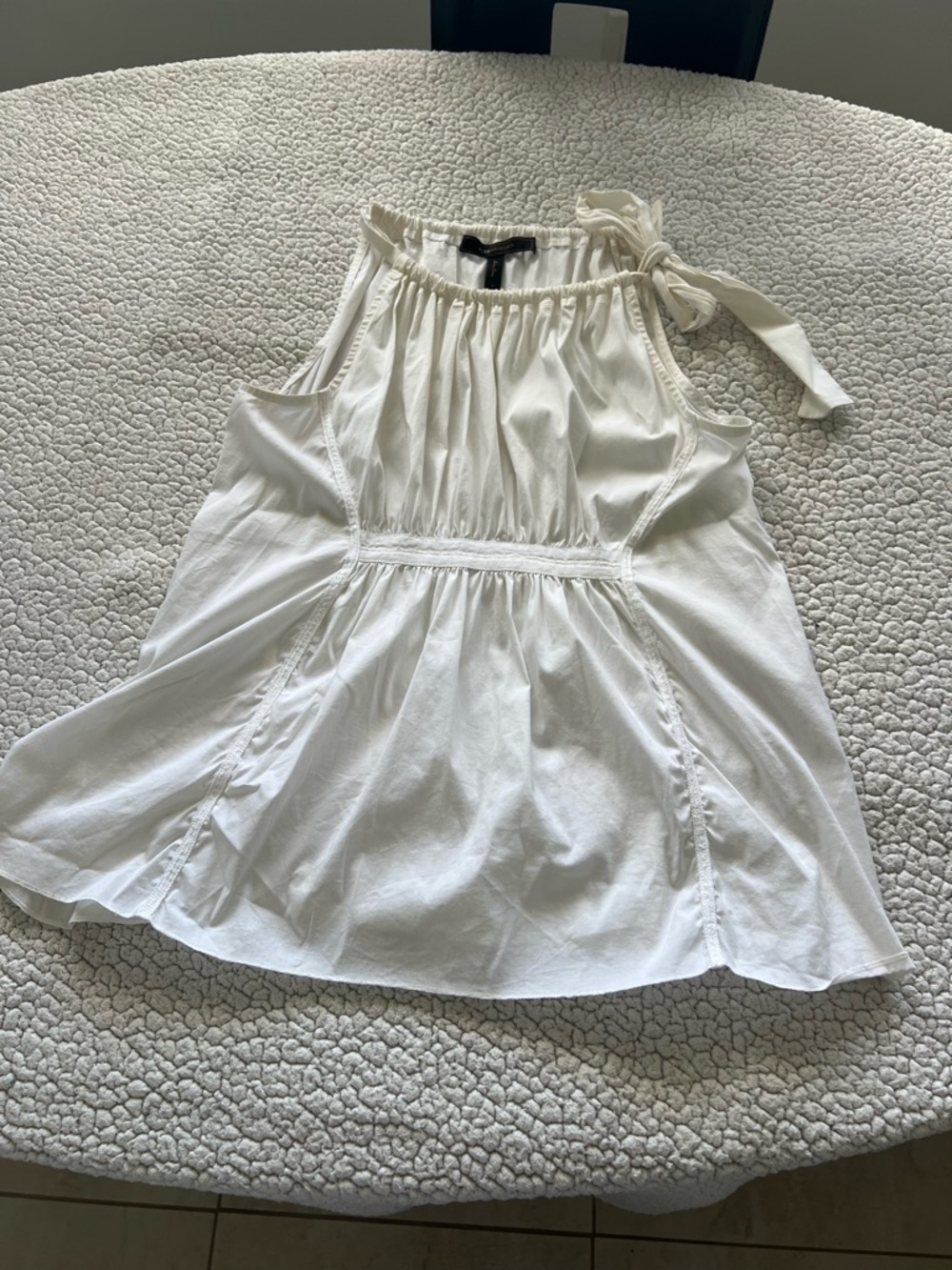 BCBG MAXAZRIA white top neck tied cotton blend size small